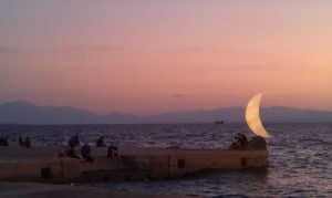 Seafront_crescent_moon_structure_at_Thessaloniki,_Greece